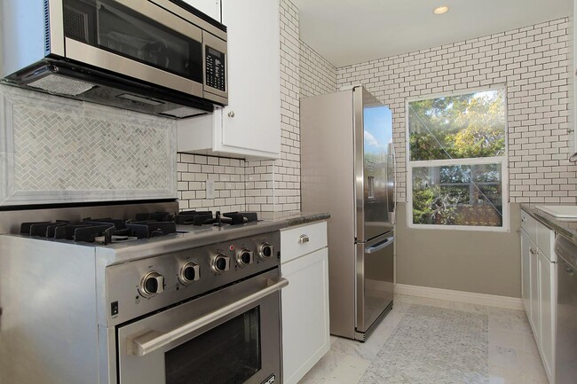 Photo - 2577 Granville Ave Unit 2577