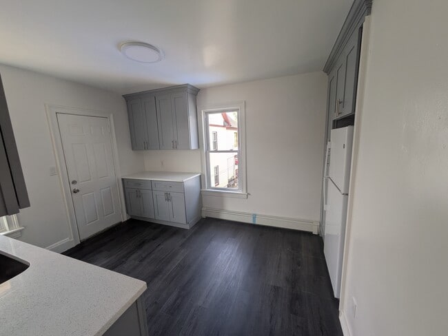 Building Photo - 200 Ogden St Unit 2nd Floor Rental