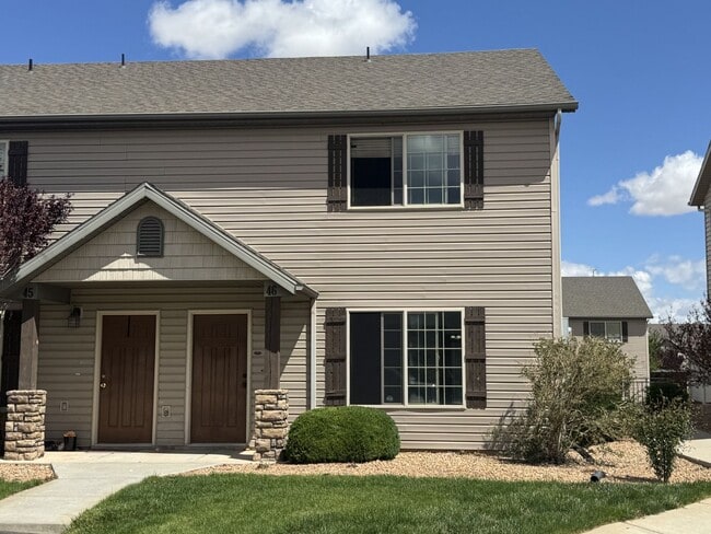 Building Photo - Charming 3 bed 2.5 bath townhome