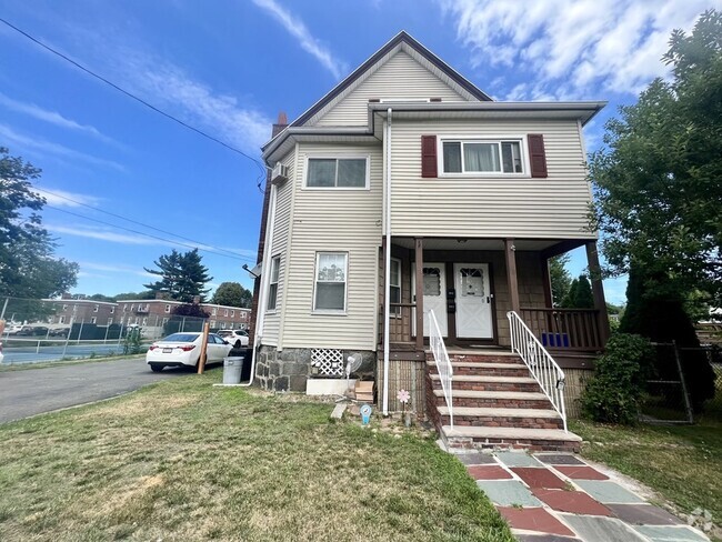 Building Photo - 101 Wyllis Ave Unit 2 Rental