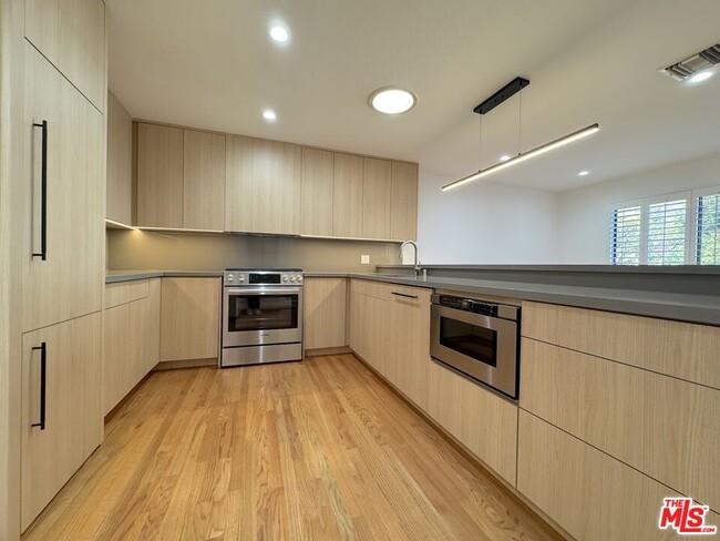 Building Photo - 805 N W Knoll Dr Unit #2