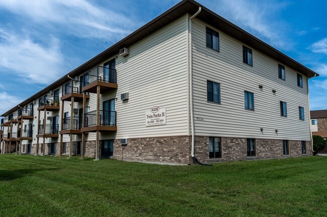 Fargo, ND Twin Parks Apartments | Exterior