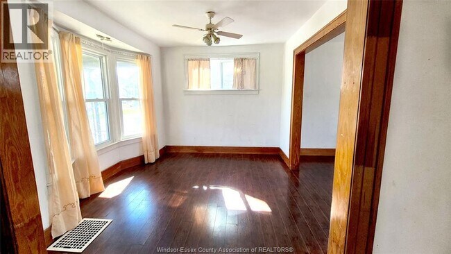 Photo - 1068 Giles Blvd E