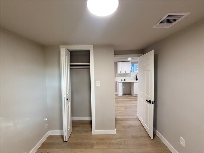 Building Photo - 2209 Gano St Unit 4