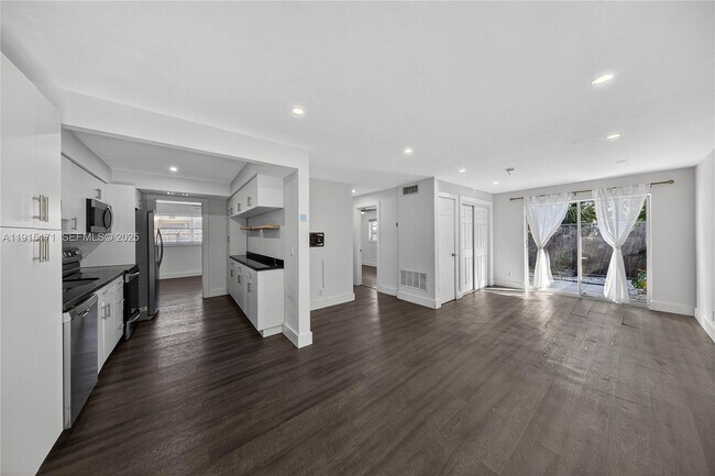 Photo - 924 NE 17th Terrace Unit 6