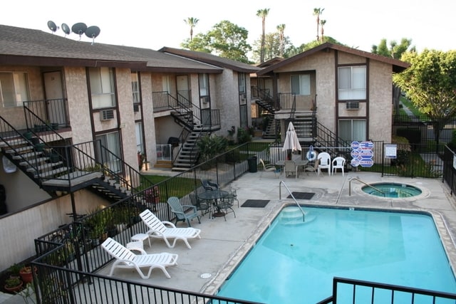 Pool - Lincoln Apartments