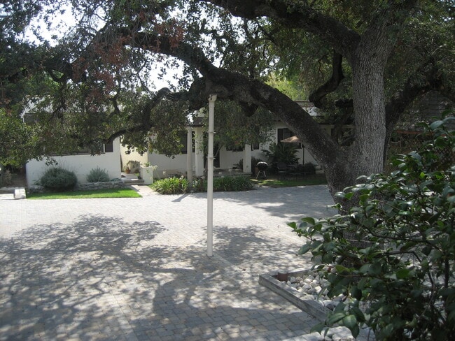 Picturesque Courtyard - 228 N Myrtle Ave Unit #C