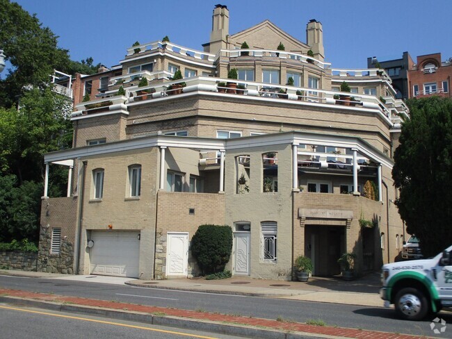 Building Photo - Luxury Two Bedroom Georgetown Apartment wi...