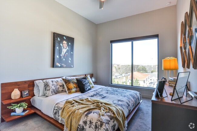 1BR, 1BA - 700 SF