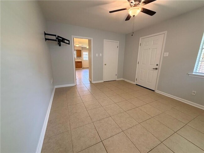Photo - 210 Transcontinental Dr