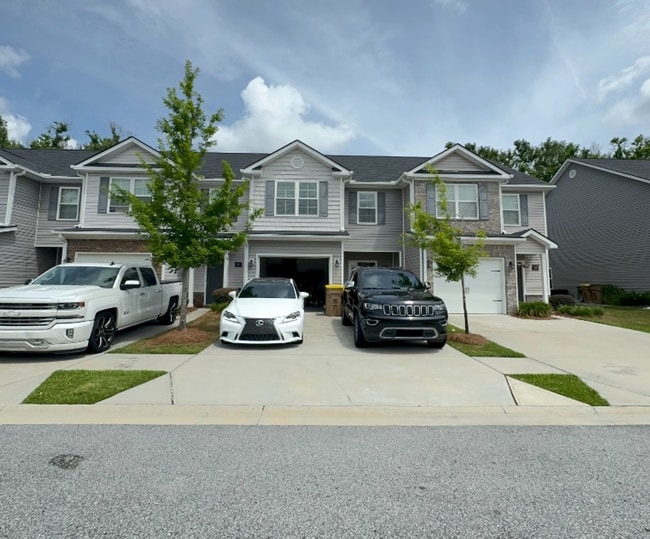 Building Photo - 3 bedrooms, 2.5 bathrooms townhome in the ...