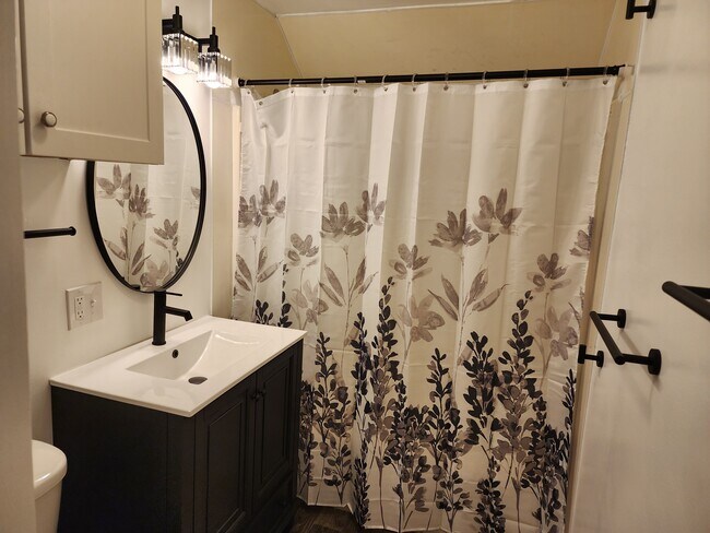 Photo - 1709 Adelaide St