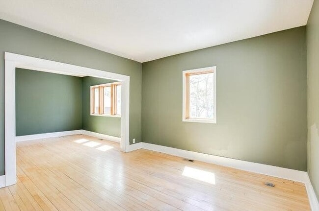 1070 12th Ave SE