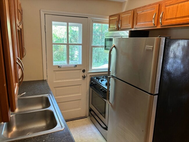 Photo - 2 Bedroom 1 bath Great location Euclid ave...