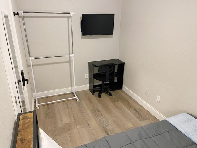 Photo - 321 E 4th St