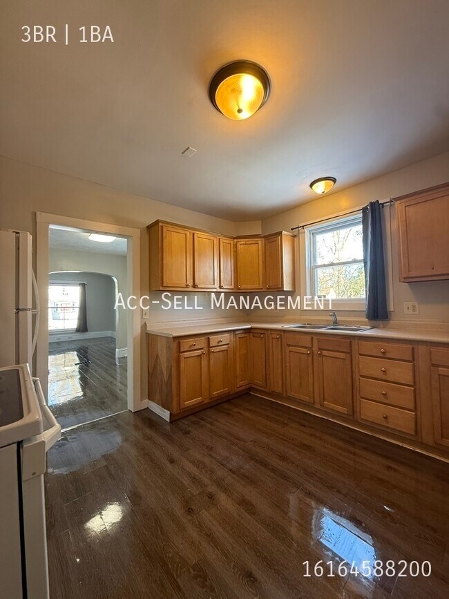 Photo - 956 Adams St SE