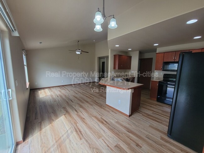 Photo - 1653 Larkspur Dr
