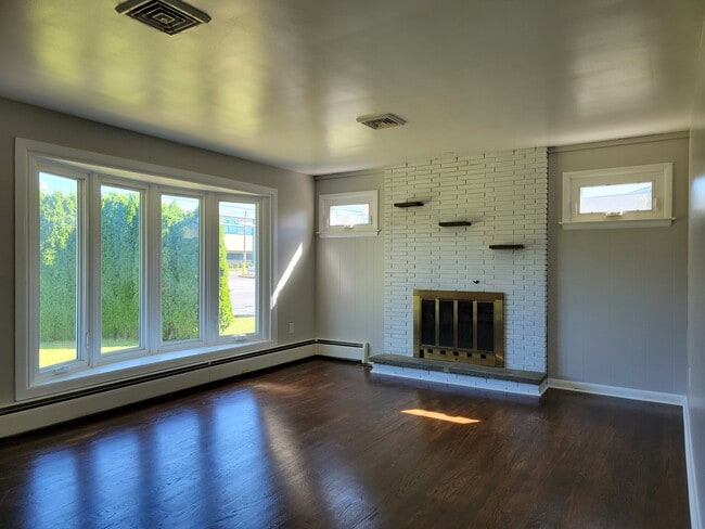 Photo - 2422 New Holland Pike