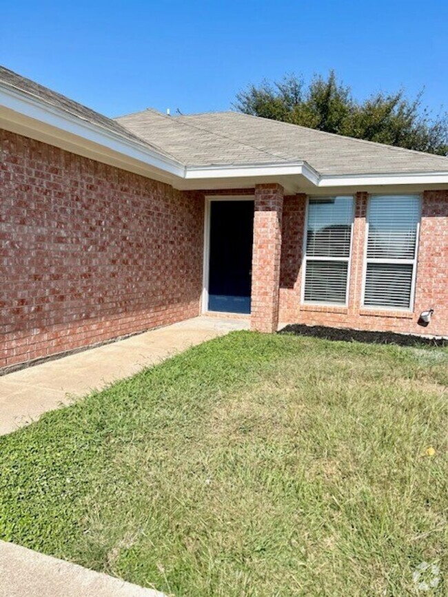 Building Photo - Spacious Duplex with fenced yard! Rental