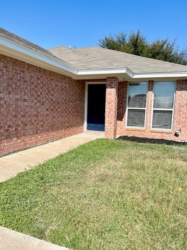 Spacious Duplex with fenced yard! - Spacious Duplex with fenced yard! House