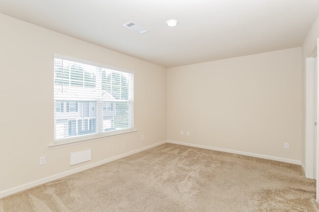 Photo - 402 Highwood Ln