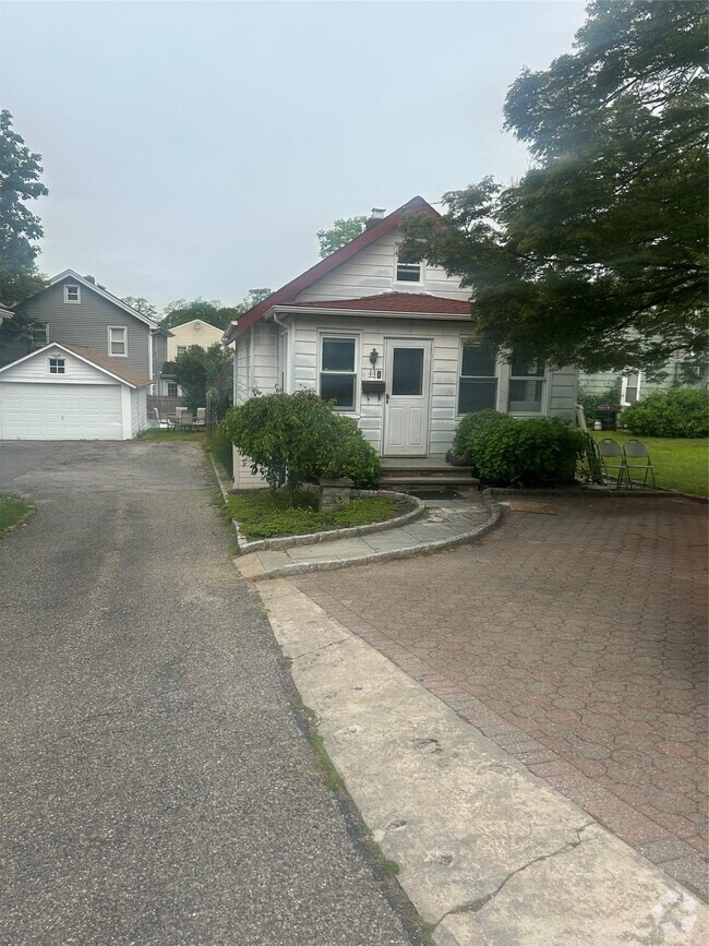 Building Photo - 44 Perry Ave Rental