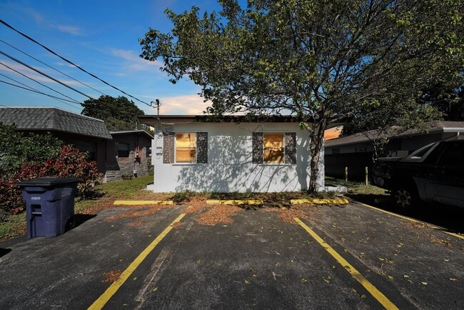 Building Photo - 406 NW 7th Ct Unit 3