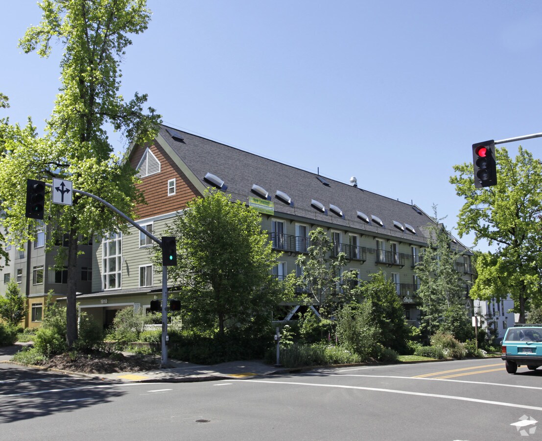 Photo - The Collegian Apartments