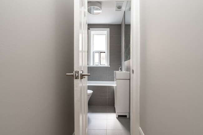 Photo - 143 Arlington Ave Unité 11