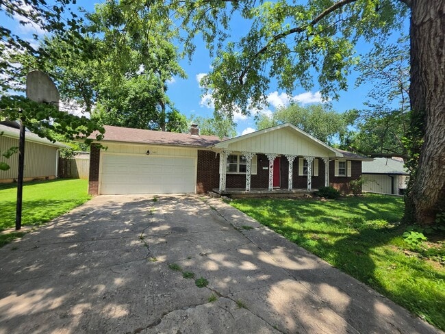 Building Photo - 3 bedroom/1.5 bathroom house/2 car garage