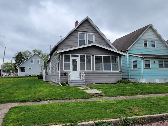 Building Photo - 605 41st St Unit Upper