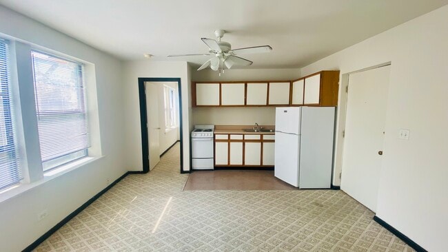 Building Photo - 3933 N Clarendon Ave Rental