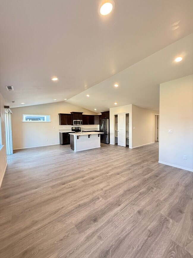 Photo - Charming 3 Bed / 2 Bath Home in Delta Estates – Medford