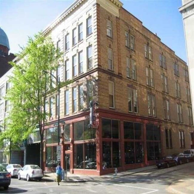 121 W Broad St