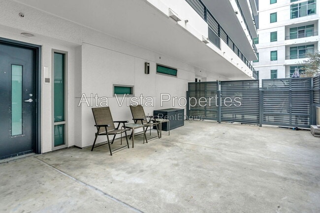 Building Photo - 425 W Beech St Unit 210