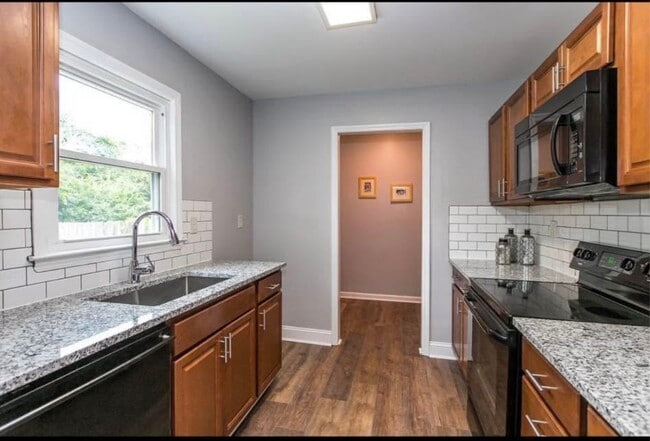 Photo - 215 Hedgewood Ct