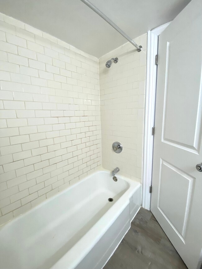 906 Montrose 2 bed / 1 bath - 900 W Montrose Ave