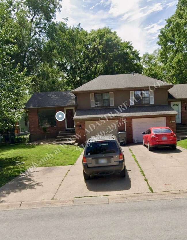 Building Photo - Updated 3 Bed and 2 Bath Duplex in Olathe-...