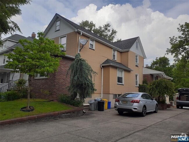 Building Photo - 213 Elm Ave Rental