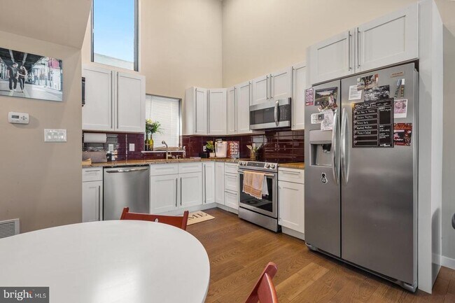 Photo - 1142 Crease St Unit 2L