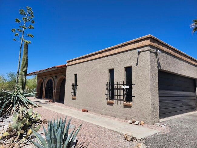 Building Photo - 4841 N Paseo Presidio