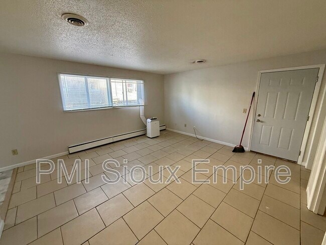 Photo - 705 W 18th St Unidad 2