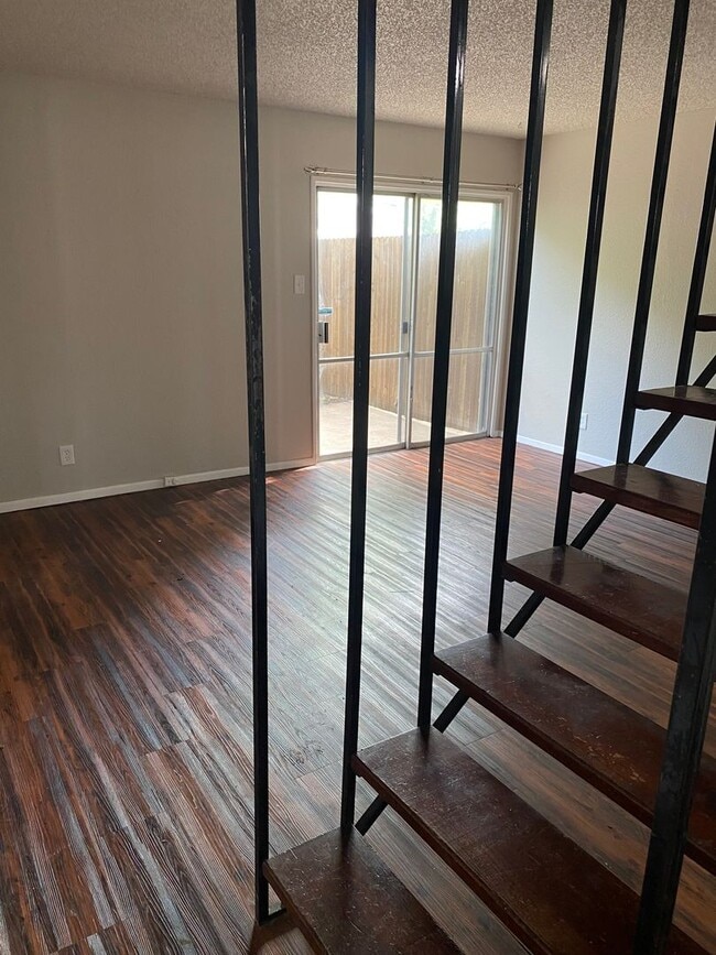 Photo - 513 S Bowen Rd