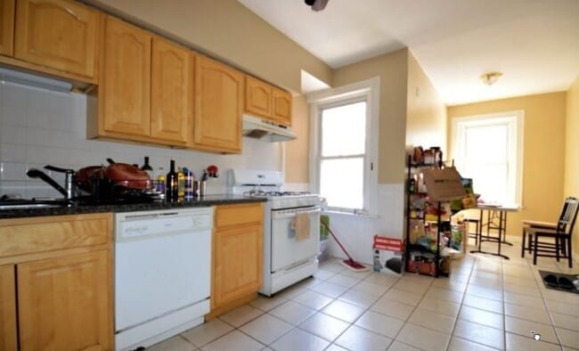 Building Photo - 10 Strathmore Rd Unit 2