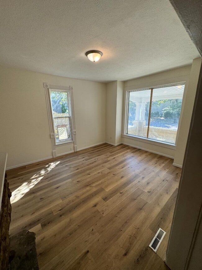 Building Photo - 622 E Locust St Rental