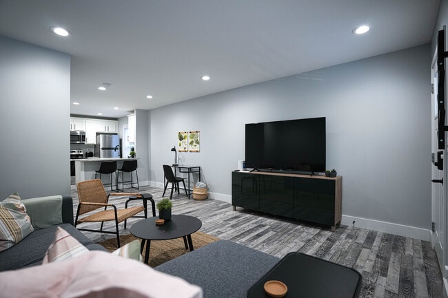 Photo - 1027 W 5th St