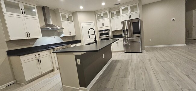 Photo - 572 Windermere Way