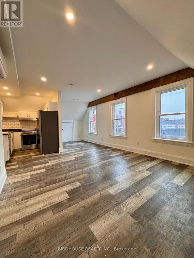 Photo - 19 Cambridge St S