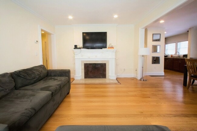 Building Photo - 37 Beaconsfield Rd Unit 3