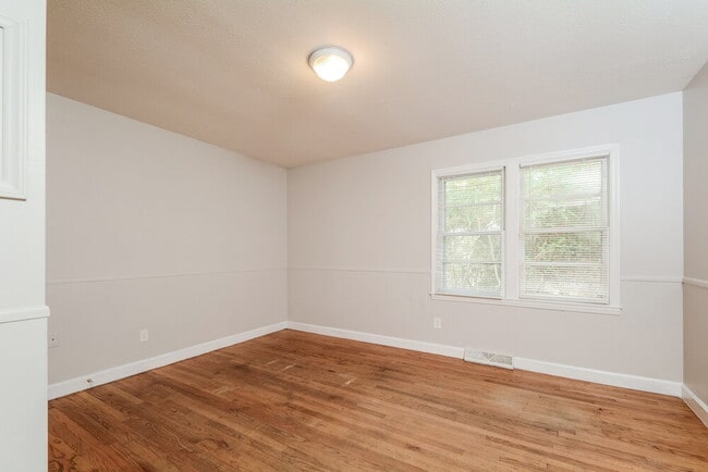 Photo - 110 E Crestview Dr